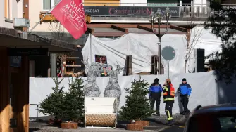 Personal de emergencia trabaja en el bar "The Constellation", en Suiza, donde decenas de personas murieron y muchos resultaron heridos en una fiesta de Año Nuevo.