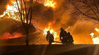 Bomberos trabajan en una zona afectada por un ataque ruso con drones en la región de Volyn, Ucrania.