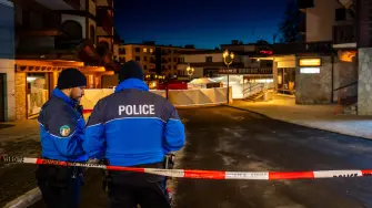 Las autoridades suizas trabajan el viernes para identificar a los cerca de 40 fallecidos del incendio que arrasó en Año Nuevo un bar de la lujosa estación de esquí de Crans-Montana, una tragedia de "proporciones aterradoras".

¡Síguenos en nuestras redes sociales para mantenerte informado!

Twitter: https://twitter.com/eleconomista 
Facebook: https://www.facebook.com/ElEconomista.mx
Instagram: https://www.instagram.com/eleconomistamx
LinkedIn: https://www.linkedin.com/company/el-economista/

#ElEconomista #EETV