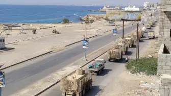 A convoy of armoured vehicles makes its way along a street in the port city Mukalla, southern Yemen, on January 1, 2026. Separatists from Yemen's Southern Transitional Council said on January 1, 2026, that Saudi-aligned government forces would enter territories seized by the UAE-backed group, in a step that appeared unlikely to satisfy Saudi Arabia after it repeatedly demanded their full withdrawal. (Photo by AFP)