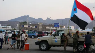 Una bandera del Consejo de Transición del Sur (STC), un grupo separatista respaldado por los Emiratos Árabes Unidos, ondea en un camión patrulla militar en el lugar de una manifestación de partidarios del STC en Adén, Yemen, el 1 de enero de 2026.