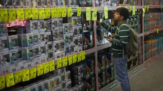 Los Reyes Magos y sus ayudantes en busca de juguetes en calles y centros comerciales.
