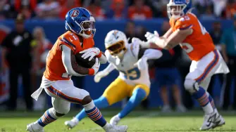 Jugadores de los Denver Broncos contra Los Angeles Chargers.