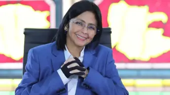 La Fuerza Armada de Venezuela, bastión del gobierno que jura lealtad a Nicolás Maduro, reconoció el domingo a Delcy Rodríguez como presidenta encargada tras la caída del mandatario venezolano la víspera en una operación estadounidense.