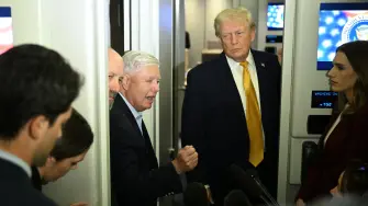 El presidente Donald Trump sostuvo el domingo que Cuba está "a punto de caer", luego de que fuerzas estadounidenses capturaron al mandatario Nicolás Maduro y lo sacaron del poder en Venezuela.

¡Síguenos en nuestras redes sociales para mantenerte informado!

Twitter: https://twitter.com/eleconomista 
Facebook: https://www.facebook.com/ElEconomista.mx
Instagram: https://www.instagram.com/eleconomistamx
LinkedIn: https://www.linkedin.com/company/el-economista/

#ElEconomista #EETV