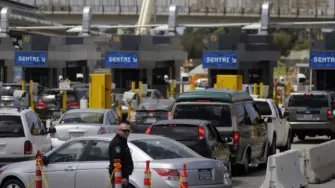 El gobierno federal ha logrado obtener alrededor de 7,302 millones de pesos por la regularización de vehículos usados, dio a conocer la Secretaría de Hacienda.

Para más información del tema, visita: https://www.eleconomista.com.mx/economia/shcp-presume-obtuvieron-7-302-millones-pesos-regularizacion-autos-chocolate-20260105-793817.html

¡Síguenos en nuestras redes sociales para mantenerte informado!

Twitter: https://twitter.com/eleconomista 
Facebook: https://www.facebook.com/ElEconomista.mx
Instagram: https://www.instagram.com/eleconomistamx
LinkedIn: https://www.linkedin.com/company/el-economista/

#ElEconomista #EETV