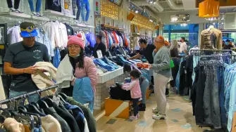 Las también llamadas ofertas de invierno son consideradas el verdadero Buen Fin, debido a que se encuentran ofertas "reales" de hasta 70% y con esquemas de pago favorables.
Para más información del tema, visita: https://www.eleconomista.com.mx/finanzaspersonales/rebajas-invierno-consejos-aprovechar-descuentos-cuidar-tus-finanzas-enero-20260101-792560.html
¡Síguenos en nuestras redes sociales para mantenerte informado!

Twitter: https://twitter.com/eleconomista 
Facebook: https://www.facebook.com/ElEconomista.mx
Instagram: https://www.instagram.com/eleconomistamx
LinkedIn: https://www.linkedin.com/company/el-economista/

#ElEconomista #EETV