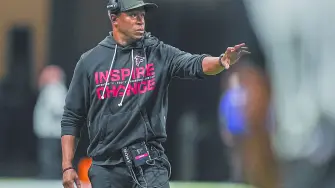 El entrenador de los Atlanta Falcons, Raheem Morris, en la banda durante el partido contra los New Orleans Saints en el Mercedes-Benz Stadium.