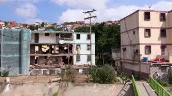 Un enorme agujero irregular en la pared de un edificio deja ver a vecinos cansados entre los escombros. Por esa tronera un hombre sacó el sábado de madrugada a su tía, gravemente herida en los bombardeos estadounidenses que llevaron a la captura del presidente depuesto Nicolás Maduro.

¡Síguenos en nuestras redes sociales para mantenerte informado!

Twitter: https://twitter.com/eleconomista 
Facebook: https://www.facebook.com/ElEconomista.mx
Instagram: https://www.instagram.com/eleconomistamx
LinkedIn: https://www.linkedin.com/company/el-economista/

#ElEconomista #EETV