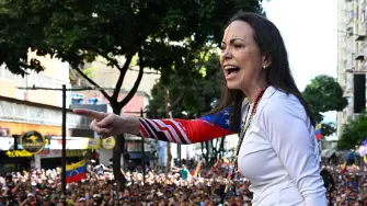 La líder opositora venezolana y nobel de la Paz María Corina Machado prometió el lunes en un diálogo con la cadena estadounidense Fox News regresar a su país "lo antes posible", y arremetió contra la presidenta interina Delcy Rodríguez. 

Para más información del tema, visita: 

¡Síguenos en nuestras redes sociales para mantenerte informado!

Twitter: https://twitter.com/eleconomista 
Facebook: https://www.facebook.com/ElEconomista.mx
Instagram: https://www.instagram.com/eleconomistamx
LinkedIn: https://www.linkedin.com/company/el-economista/

#ElEconomista #EETV