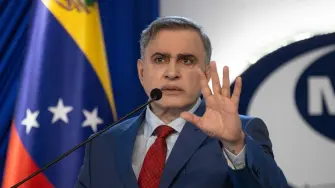 El Fiscal General de Venezuela, Tarek William Saab, pidió el martes a un juez de Nueva York “reconocer la falta de jurisdicción” del tribunal donde se juzga por narcotráfico y terrorismo al presidente depuesto Nicolás Maduro, tras su captura por Estados Unidos.

¡Síguenos en nuestras redes sociales para mantenerte informado!

Twitter: https://twitter.com/eleconomista 
Facebook: https://www.facebook.com/ElEconomista.mx
Instagram: https://www.instagram.com/eleconomistamx
LinkedIn: https://www.linkedin.com/company/el-economista/

#ElEconomista #EETV