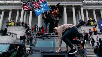 Estados Unidos recuerda este martes el quinto aniversario del asalto al Capitolio por parte de una turba de seguidores de Donald Trump, que mostró la grieta social existente en el país y no ha hecho más que acrecentarse desde entonces.

¡Síguenos en nuestras redes sociales para mantenerte informado!

Twitter: https://twitter.com/eleconomista 
Facebook: https://www.facebook.com/ElEconomista.mx
Instagram: https://www.instagram.com/eleconomistamx
LinkedIn: https://www.linkedin.com/company/el-economista/

#ElEconomista #Capitolio