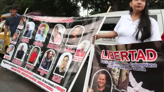 Son familiares de detenidos ilegalmente en Venezuela, bajo acusaciones de ser mercenarios o buscar desestabilizar al gobierno. Esperan que la intervención de Estados Unidos logre que todos sean liberados.

¡Síguenos en nuestras redes sociales para mantenerte informado!

Twitter: https://twitter.com/eleconomista 
Facebook: https://www.facebook.com/ElEconomista.mx
Instagram: https://www.instagram.com/eleconomistamx
LinkedIn: https://www.linkedin.com/company/el-economista/

#ElEconomista #EETV