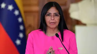 Delcy Rodríguez, vicepresidenta con Nicolás Maduro, ha tomado posesión como presidenta interina de Venezuela. Muchos de los cargos del círculo de Maduro permanecen en sus puestos y siguen dirigiendo el país.

¡Síguenos en nuestras redes sociales para mantenerte informado!

Twitter: https://twitter.com/eleconomista 
Facebook: https://www.facebook.com/ElEconomista.mx
Instagram: https://www.instagram.com/eleconomistamx
LinkedIn: https://www.linkedin.com/company/el-economista/

#ElEconomista #Venezuela #DelcyRodríguez