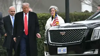 Estados Unidos ya es, por mucho, el país con mayor gasto militar del mundo, y un incremento hasta 1.5 billones de dólares colocaría el presupuesto para las fuerzas armadas aún más por delante de sus principales rivales: China y Rusia.

Para más información del tema, visita: https://www.eleconomista.com.mx/internacionales/trump-busca-aumentar-50-presupuesto-defensa-2027-1-5-billones-dolares-20260107-794257.html

¡Síguenos en nuestras redes sociales para mantenerte informado!

Twitter: https://twitter.com/eleconomista 
Facebook: https://www.facebook.com/ElEconomista.mx
Instagram: https://www.instagram.com/eleconomistamx
LinkedIn: https://www.linkedin.com/company/el-economista/

#ElEconomista #Trump