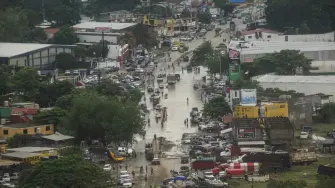 Los pagos de las aseguradoras mexicanas por la cobertura de siniestros causados por riesgos hidrometeorológicos repuntaron 70% en 2025, esto debido a las fuertes lluvias e inundaciones que se generaron en Veracruz, Puebla, Hidalgo y otros estados por la baja presión del Golfo de México durante octubre, que dejaron a 83 personas muertas y 17 desaparecidos.

Para más información del tema, visita: https://www.eleconomista.com.mx/sectorfinanciero/pagos-aseguradoras-repuntaron-70-2025-lluvias-veracruz-puebla-e-hidalgo-20260108-794403.html

¡Síguenos en nuestras redes sociales para mantenerte informado!

Twitter: https://twitter.com/eleconomista 
Facebook: https://www.facebook.com/ElEconomista.mx
Instagram: https://www.instagram.com/eleconomistamx
LinkedIn: https://www.linkedin.com/company/el-economista/

#ElEconomista #Inundaciones #Aseguradoras