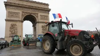 Los agricultores franceses entraron el jueves en París a bordo de tractores para protestar contra la posible firma inminente del acuerdo comercial entre la Unión Europea y el Mercosur pese a las advertencias del gobierno, que calificó la acción de "ilegal".

¡Síguenos en nuestras redes sociales para mantenerte informado!

Twitter: https://twitter.com/eleconomista 
Facebook: https://www.facebook.com/ElEconomista.mx
Instagram: https://www.instagram.com/eleconomistamx
LinkedIn: https://www.linkedin.com/company/el-economista/

#ElEconomista #EETV