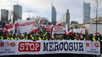 Los 27 países de la Unión Europea dieron ‍este viernes su visto bueno provisional al acuerdo de libre comercio UE-Mercosur, el mayor que ha firmado la UE.

Para más información del tema, visita: https://www.eleconomista.com.mx/empresas/contiene-acuerdo-comercial-ue-mercosur-polemico-20260109-794583.html

¡Síguenos en nuestras redes sociales para mantenerte informado!

Twitter: https://twitter.com/eleconomista 
Facebook: https://www.facebook.com/ElEconomista.mx
Instagram: https://www.instagram.com/eleconomistamx
LinkedIn: https://www.linkedin.com/company/el-economista/

#ElEconomista #EETV