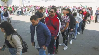 Una jueza federal estadounidense dijo este viernes que bloqueará a la ‍Administración Trump para poner fin al estatus legal temporal de aproximadamente 10,000 ‍migrantes

Para más información del tema, visita: https://www.eleconomista.com.mx/internacionales/jueza-bloqueara-medida-trump-revocar-estatus-legal-10-000-migrantes-cuba-colombia-otros-paises-20260109-794602.html

¡Síguenos en nuestras redes sociales para mantenerte informado!

Twitter: https://twitter.com/eleconomista 
Facebook: https://www.facebook.com/ElEconomista.mx
Instagram: https://www.instagram.com/eleconomistamx
LinkedIn: https://www.linkedin.com/company/el-economista/

#ElEconomista #EETV