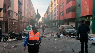 De acuerdo con la Secretaría de Gestión Integral de Riesgos y Protección Ciudadana de la Ciudad de México, el accidente ocurrido en la esquina de Paseo de los Naranjos y Paseo de los Cipreses fue provocado por una fuga y acumulación de gas LP en el tercer nivel del edificio.

Para más información del tema, visita: https://www.eleconomista.com.mx/politica/explosion-gas-edificio-paseos-taxquena-20260109-794623.html

¡Síguenos en nuestras redes sociales para mantenerte informado!

Twitter: https://twitter.com/eleconomista 
Facebook: https://www.facebook.com/ElEconomista.mx
Instagram: https://www.instagram.com/eleconomistamx
LinkedIn: https://www.linkedin.com/company/el-economista/

#ElEconomista #PaseosdeTaxqueña #CDMX