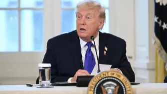 "Ustedes están negociando con nosotros directamente, no están negociando con Venezuela en absoluto", dijo Trump al recibir a representantes de empresas de este sector en la Casa Blanca.

Para más información del tema, visita: https://www.eleconomista.com.mx/internacionales/trump-asegura-eu-decidira-petroleras-operar-venezuela-20260109-794619.html

¡Síguenos en nuestras redes sociales para mantenerte informado!

Twitter: https://twitter.com/eleconomista 
Facebook: https://www.facebook.com/ElEconomista.mx
Instagram: https://www.instagram.com/eleconomistamx
LinkedIn: https://www.linkedin.com/company/el-economista/

#ElEconomista #Trump #Petroleras