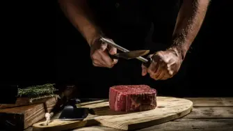 Datos federales muestran que los alimentos ultraprocesados representan alrededor del 55% de las calorías en la dieta promedio de los estadounidenses.

Para más información del tema, visita: https://www.eleconomista.com.mx/arteseideas/carne-roja-azucares-nuevas-guias-saludables-trump-20260110-794620.html

¡Síguenos en nuestras redes sociales para mantenerte informado!

Twitter: https://twitter.com/eleconomista 
Facebook: https://www.facebook.com/ElEconomista.mx
Instagram: https://www.instagram.com/eleconomistamx
LinkedIn: https://www.linkedin.com/company/el-economista/
T

#ElEconomista #EETV