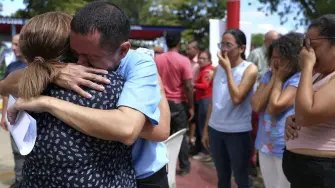Presos políticos abrazando a sus familiares tras su liberación.