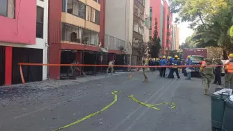 De acuerdo con el Gobierno capitalino, se mantiene el seguimiento puntual a la atención médica y a los apoyos para las personas afectadas por el estallido ocurrido en un edificio habitacional ubicado en el cruce de Paseo de los Naranjos y Paseo de los Cipreses.

Para más información del tema, visita: https://www.eleconomista.com.mx/politica/explosion-paseos-taxquena-24-familias-reciben-apoyo-hombre-permanece-hospitalizado-20260110-794708.html 

¡Síguenos en nuestras redes sociales para mantenerte informado!

Twitter: https://twitter.com/eleconomista 
Facebook: https://www.facebook.com/ElEconomista.mx
Instagram: https://www.instagram.com/eleconomistamx
LinkedIn: https://www.linkedin.com/company/el-economista/

#ElEconomista #PaseosdeTaxqueña #Explosión