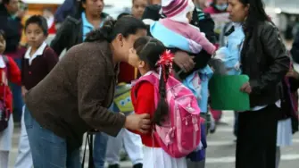 El titular de la dependencia, Mario Delgado Carrillo, detalló que el retorno a clases se llevará a cabo en 231.7 mil escuelas públicas y privadas y abarca a estudiantes de las 32 entidades federativas.

Para más información del tema, visita: https://www.eleconomista.com.mx/politica/23-millones-estudiantes-regresan-clases-lunes-receso-ano-sep-20260111-794762.html

¡Síguenos en nuestras redes sociales para mantenerte informado!

Twitter: https://twitter.com/eleconomista 
Facebook: https://www.facebook.com/ElEconomista.mx
Instagram: https://www.instagram.com/eleconomistamx
LinkedIn: https://www.linkedin.com/company/el-economista/
T

#ElEconomista #EETV