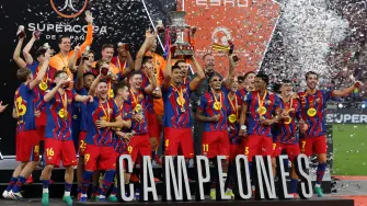 Jugadores del Barça celebran su bicampeonato de la Supercopa de España.