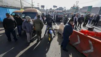 Transportistas de Rutas Hermanas del Estado de México mantienen un bloqueo en la avenida México, a la altura del paradero de Santa Marta, para protestar contra la creciente inseguridad.