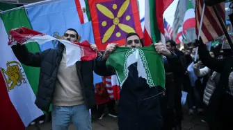 Manifestantes antirracistas destrozan la bandera nacional de la República Islámica de Irán.