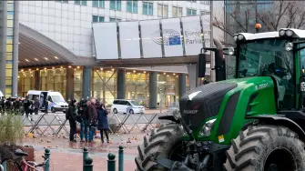 Protesta de agricultores durante la cumbre de la UE el 18 de diciembre de 2025 en la plaza de Luxemburgo de Bruselas, frente al Parlamento Europeo.