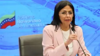 La presidenta interina anunció la creación de dos ‍fondos, uno de protección social y otro de infraestructura, que se financiarán ⁠con ingresos petroleros.

Para más información del tema, visita: https://www.eleconomista.com.mx/internacionales/delcy-rodriguez-propone-reforma-ley-hidrocarburos-venezuela-20260115-795509.html

¡Síguenos en nuestras redes sociales para mantenerte informado!

Twitter: https://twitter.com/eleconomista 
Facebook: https://www.facebook.com/ElEconomista.mx
Instagram: https://www.instagram.com/eleconomistamx
LinkedIn: https://www.linkedin.com/company/el-economista/
T

#ElEconomista #EETV