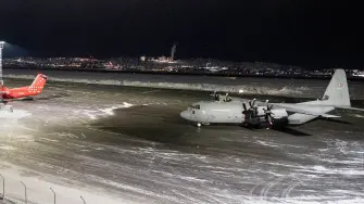 En plena noche, un avión de las fuerzas armadas danesas aterrizó en Nuuk, capital de Groenlandia, para apoyar ejercicios militares. El despliegue llega en medio de la tensión causada por las amenazas de Donald Trump de invadir la isla. 

¡Síguenos en nuestras redes sociales para mantenerte informado!

Twitter: https://twitter.com/eleconomista 
Facebook: https://www.facebook.com/ElEconomista.mx
Instagram: https://www.instagram.com/eleconomistamx
LinkedIn: https://www.linkedin.com/company/el-economista/

#ElEconomista #Groenlandia #Militares