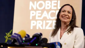 La prioridad de Trump es el petróleo y las riquezas naturales venezolanas, así como la lucha contra el narcotráfico, temas sobre los que Machado no puede influir, y menos fuera del país.

Para más información del tema, visita: https://www.eleconomista.com.mx/internacionales/corina-machado-entrega-nobel-paz-trump-presidente-califica-gesto-maravilloso-20260115-795566.html

¡Síguenos en nuestras redes sociales para mantenerte informado!

Twitter: https://twitter.com/eleconomista 
Facebook: https://www.facebook.com/ElEconomista.mx
Instagram: https://www.instagram.com/eleconomistamx
LinkedIn: https://www.linkedin.com/company/el-economista/

#ElEconomista #EETV