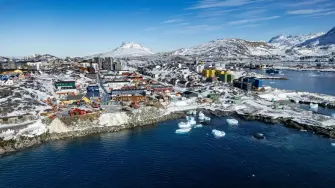 La delegación, presente el viernes y sábado en Copenhague, viajará luego al Foro Económico Mundial de Davos, Suiza, donde se espera también la participación del presidente Trump.

Para más información del tema, visita: https://www.eleconomista.com.mx/internacionales/congresistas-eu-visitan-dinamarca-muestra-apoyo-groenlandia-presiones-trump-20260116-795710.html 

¡Síguenos en nuestras redes sociales para mantenerte informado!

Twitter: https://twitter.com/eleconomista 
Facebook: https://www.facebook.com/ElEconomista.mx
Instagram: https://www.instagram.com/eleconomistamx
LinkedIn: https://www.linkedin.com/company/el-economista/

#ElEconomista #Groenlandia #Dinamarca