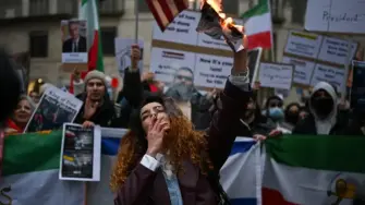 Grupos de derechos humanos señalan que el objetivo de quitar el internet era ocultar la magnitud de la represión de las protestas.

Para más información del tema, visita: https://www.eleconomista.com.mx/internacionales/internet-sigue-restringido-iran-restablecimiento-parcial-bloqueo-protestas-20260118-795824.html

¡Síguenos en nuestras redes sociales para mantenerte informado!

Twitter: https://twitter.com/eleconomista 
Facebook: https://www.facebook.com/ElEconomista.mx
Instagram: https://www.instagram.com/eleconomistamx
LinkedIn: https://www.linkedin.com/company/el-economista/
T

#ElEconomista #EETV