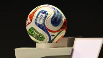 Las autoridades mexicanas buscarán impedir que comerciantes que no patrocinan el evento se instalen 3 kilómetros a la redonda de los estadios y de los “fans Fest”. 

Para más información del tema, visita: https://www.eleconomista.com.mx/empresas/mexico-alista-medidas-antipirateria-mundial-20260120-796203.html 

¡Síguenos en nuestras redes sociales para mantenerte informado! 

Twitter: https://twitter.com/eleconomista 
Facebook: https://www.facebook.com/ElEconomista.mx 
Instagram: https://www.instagram.com/eleconomistamx 
LinkedIn: https://www.linkedin.com/company/el-economista/ 

#ElEconomista #EETV