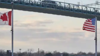 La jefa del Estado Mayor de la Defensa de Canadá, Jennie Carignan, ha anunciado recientemente que su intención es crear una nueva fuerza de reserva de más de 400,000 voluntarios.

Para más información del tema, visita: https://www.eleconomista.com.mx/internacionales/ejercito-canada-aborda-hipotetica-invasion-eu-amenazas-trump-20260121-796346.html

¡Síguenos en nuestras redes sociales para mantenerte informado!

Twitter: https://twitter.com/eleconomista 
Facebook: https://www.facebook.com/ElEconomista.mx
Instagram: https://www.instagram.com/eleconomistamx
LinkedIn: https://www.linkedin.com/company/el-economista/

#ElEconomista #Canadá #Trump