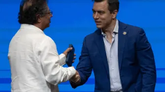 El presidente de Ecuador, Daniel Noboa, anunció el miércoles que impondrá un arancel de 30% a las importaciones de Colombia ante lo que considera falta de apoyo en la lucha contra la violencia del narcotráfico en la frontera común.

¡Síguenos en nuestras redes sociales para mantenerte informado!

Twitter: https://twitter.com/eleconomista 
Facebook: https://www.facebook.com/ElEconomista.mx
Instagram: https://www.instagram.com/eleconomistamx
LinkedIn: https://www.linkedin.com/company/el-economista/

#ElEconomista #EETV