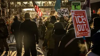 Miles de personas desafiaron este viernes las bajas temperaturas en Mineápolis para protestar contra las masivas redadas antiinmigración del gobierno de Estados Unidos, y varios negocios cerraron sus puertas en medio de la indignación por la detención de un niño de cinco años.

¡Síguenos en nuestras redes sociales para mantenerte informado!

Twitter: https://twitter.com/eleconomista 
Facebook: https://www.facebook.com/ElEconomista.mx
Instagram: https://www.instagram.com/eleconomistamx
LinkedIn: https://www.linkedin.com/company/el-economista/
T

#ElEconomista #EETV