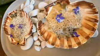 Abulón con emulsión de mantequilla y soya