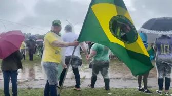Al menos 47 personas fueron hospitalizadas luego de que un rayo cayera cerca de seguidores del expresidente ultraderechista Jair Bolsonaro cuando hacían una protesta en Brasilia el domingo, informaron los bomberos.

¡Síguenos en nuestras redes sociales para mantenerte informado!

Twitter: https://twitter.com/eleconomista 
Facebook: https://www.facebook.com/ElEconomista.mx
Instagram: https://www.instagram.com/eleconomistamx
LinkedIn: https://www.linkedin.com/company/el-economista/

#ElEconomista #EETV