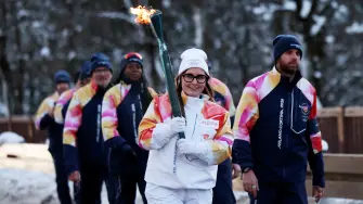 Antorcha olímpica llega a Cortina en el aniversario de los Juegos de 1956.