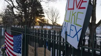 Según el Departamento de Seguridad Nacional, el enfermero de 37 años iba armado con una pistola y dos cargadores.

Para más información del tema, visita: https://www.eleconomista.com.mx/internacionales/suspendidos-funciones-agentes-patrulla-fronteriza-dispararon-alex-pretti-20260128-797370.html

¡Síguenos en nuestras redes sociales para mantenerte informado!

Twitter: https://twitter.com/eleconomista 
Facebook: https://www.facebook.com/ElEconomista.mx
Instagram: https://www.instagram.com/eleconomistamx
LinkedIn: https://www.linkedin.com/company/el-economista/

#ElEconomista #Minneapolis #AlexPretti