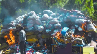 Durante la diligencia participaron peritos especializados en química forense de la Agencia de Investigación Criminal, así como personal del Órgano Interno de Control de la FGR, para garantizar la legalidad y transparencia del procedimiento.

Para más información del tema, visita: https://www.eleconomista.com.mx/politica/fgr-destruye-105-toneladas-precursores-quimicos-20260130-797691.html 

¡Síguenos en nuestras redes sociales para mantenerte informado!

Twitter: https://twitter.com/eleconomista 
Facebook: https://www.facebook.com/ElEconomista.mx
Instagram: https://www.instagram.com/eleconomistamx
LinkedIn: https://www.linkedin.com/company/el-economista/

#ElEconomista #EETV