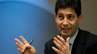 El exgobernador de la Fed fue elegido para reemplazar a Jerome Powell a cargo del banco central estadounidense y requiere la confirmación del Senado de Estados Unidos.

Para más información del tema, visita: https://www.eleconomista.com.mx/sectorfinanciero/trump-nomina-kevin-warsh-dirigir-reserva-federal-20260130-797711.html

¡Síguenos en nuestras redes sociales para mantenerte informado!

Twitter: https://twitter.com/eleconomista 
Facebook: https://www.facebook.com/ElEconomista.mx
Instagram: https://www.instagram.com/eleconomistamx
LinkedIn: https://www.linkedin.com/company/el-economista/

#ElEconomista #EETV