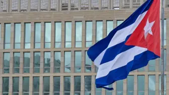 El presidente cubano, Miguel Díaz-Canel, aseguró el viernes que la amenaza de aranceles de Trump a países que vendan crudo a La Habana "pretende asfixiar la economía cubana".

Para más información del tema, visita: https://www.eleconomista.com.mx/internacionales/largas-filas-cargar-gasolina-cuba-acusa-trump-asfixiar-economia-20260130-797739.html

¡Síguenos en nuestras redes sociales para mantenerte informado!

Twitter: https://twitter.com/eleconomista 
Facebook: https://www.facebook.com/ElEconomista.mx
Instagram: https://www.instagram.com/eleconomistamx
LinkedIn: https://www.linkedin.com/company/el-economista/

#ElEconomista #EETV