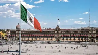 La deuda pública de México, en su medida más amplia, cerró el 2025 por arriba de lo estimado por el gobierno federal y en un nivel histórico.

Para más información del tema, visita: https://www.eleconomista.com.mx/economia/deuda-cerro-2025-nivel-historico-ubico-52-6-pib-20260130-797781.html

¡Síguenos en nuestras redes sociales para mantenerte informado!

Twitter: https://twitter.com/eleconomista 
Facebook: https://www.facebook.com/ElEconomista.mx
Instagram: https://www.instagram.com/eleconomistamx
LinkedIn: https://www.linkedin.com/company/el-economista/
T

#ElEconomista #EETV
